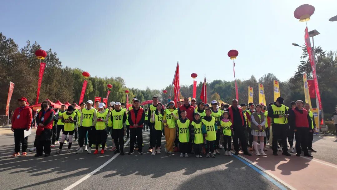 馳步金風(fēng) 酒話(huà)秋長(zhǎng) | 皇臺(tái)酒業(yè)助力2025武威沙漠公園健康跑